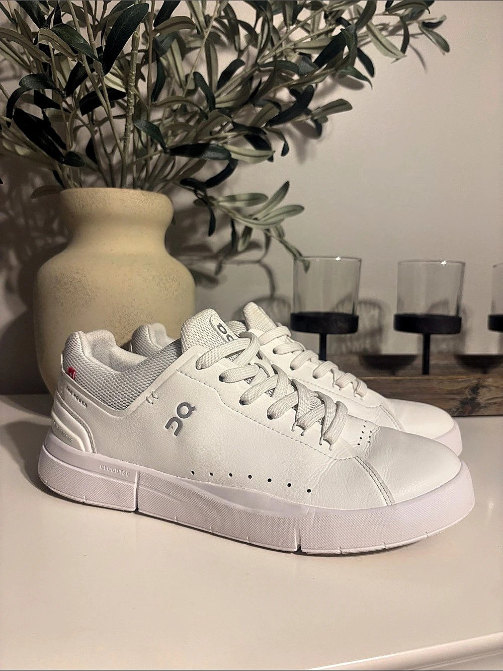 *WORN ONCE!* On Cloud Women’s THE ROGER Advantage Shoes White Size 9